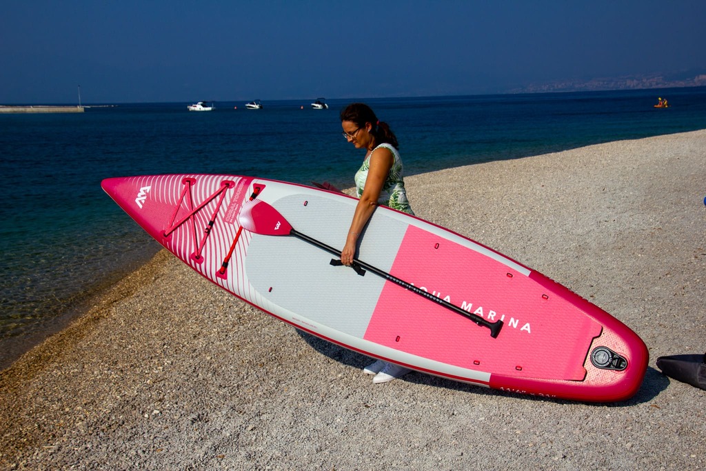 Prezentacja deski Aqua Marina Coral na plaży 2023
